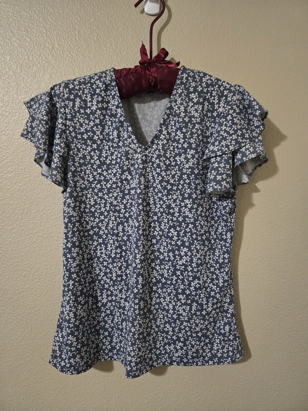 Adrianna Papell Blue Floral V-Neck Ruffle Sleeve Top Size Xs